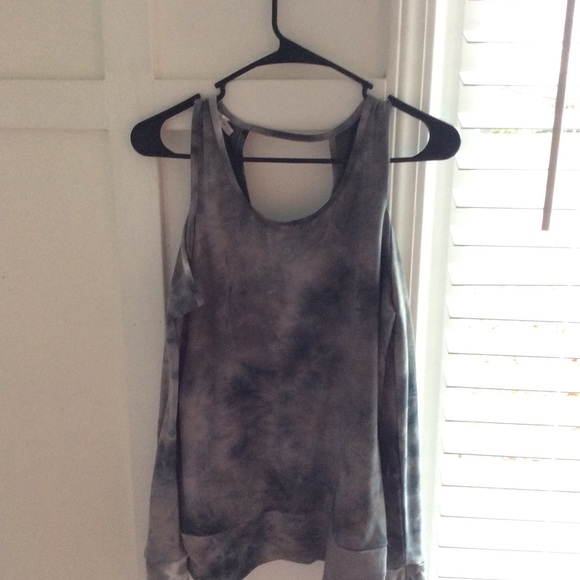 Cute no shoulder shirt 💛 - Picture 3 of 4